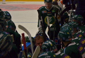 Time out - Leffe taktiksnackar med killarna i båset. Lär bli mer av den varan inför lördagens match nere i Växjö... Foto: Robin Angle/fbkbloggen