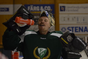 Justin Pogge har roligt när han har mycket att göra på isen! Foto: Joakim Angle/fbkbloggen