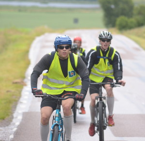 Över sju mil på cykel i dåligt väder är ingen match för Färjestads unga talanger! Foto: Joakim Angle/fbkbloggen